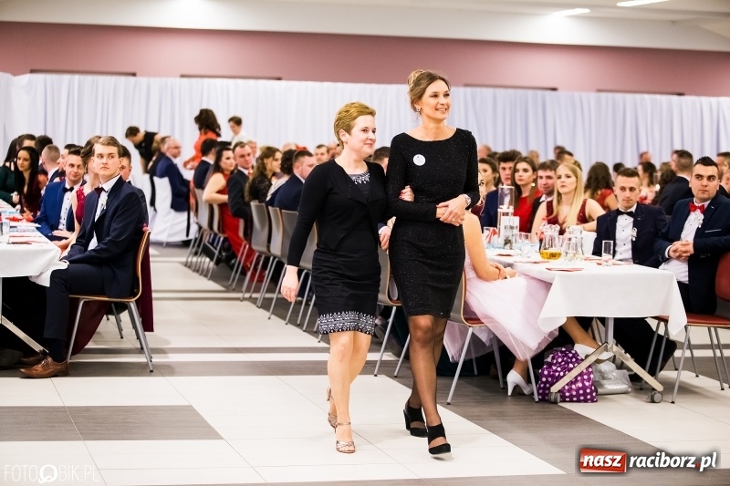 Zdjęcie w galerii na portalu naszraciborz.pl: Ekonomik bawi się na studniówce w Zakrzowie wiadomości z regionu