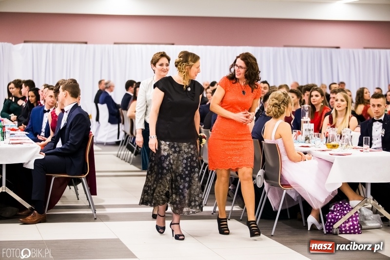 Zdjęcie w galerii na portalu naszraciborz.pl: Ekonomik bawi się na studniówce w Zakrzowie wiadomości z regionu