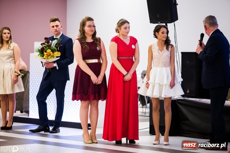 Zdjęcie w galerii na portalu naszraciborz.pl: Ekonomik bawi się na studniówce w Zakrzowie wiadomości z regionu