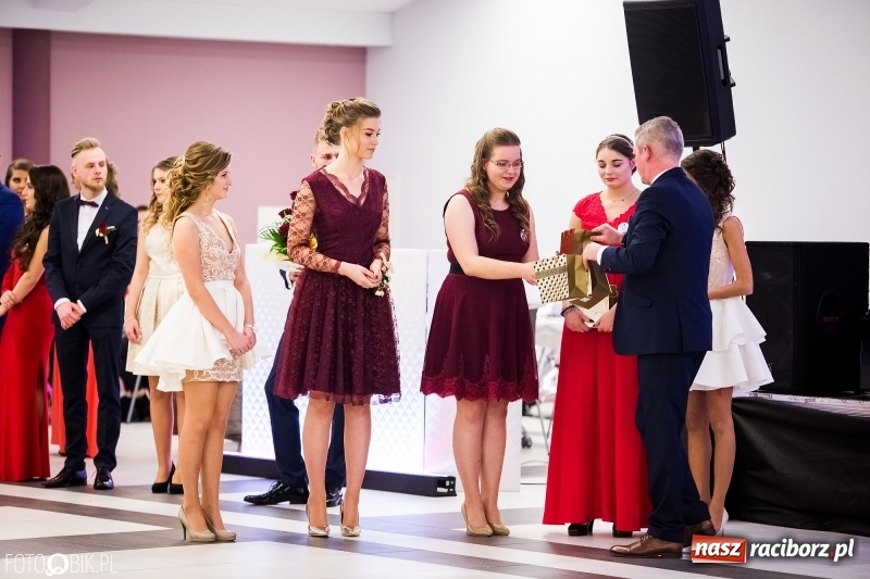 Zdjęcie w galerii na portalu naszraciborz.pl: Ekonomik bawi się na studniówce w Zakrzowie wiadomości z regionu