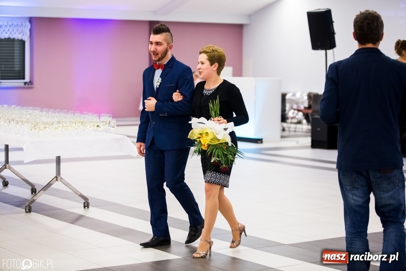 Zdjęcie w galerii na portalu naszraciborz.pl: Ekonomik bawi się na studniówce w Zakrzowie wiadomości z regionu