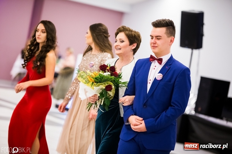 Zdjęcie w galerii na portalu naszraciborz.pl: Ekonomik bawi się na studniówce w Zakrzowie wiadomości z regionu