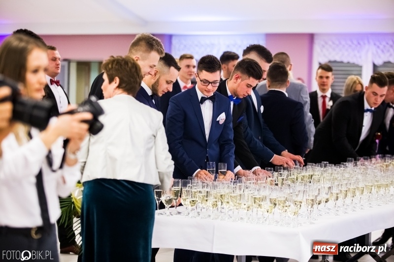 Zdjęcie w galerii na portalu naszraciborz.pl: Ekonomik bawi się na studniówce w Zakrzowie wiadomości z regionu