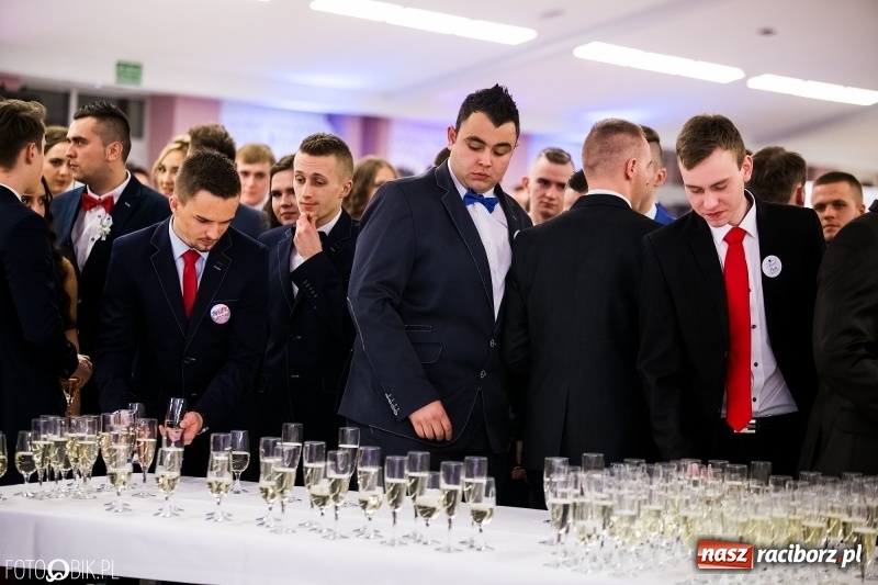 Zdjęcie w galerii na portalu naszraciborz.pl: Ekonomik bawi się na studniówce w Zakrzowie wiadomości z regionu