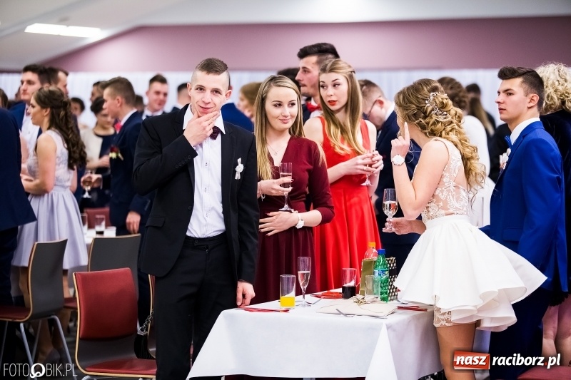 Zdjęcie w galerii na portalu naszraciborz.pl: Ekonomik bawi się na studniówce w Zakrzowie wiadomości z regionu