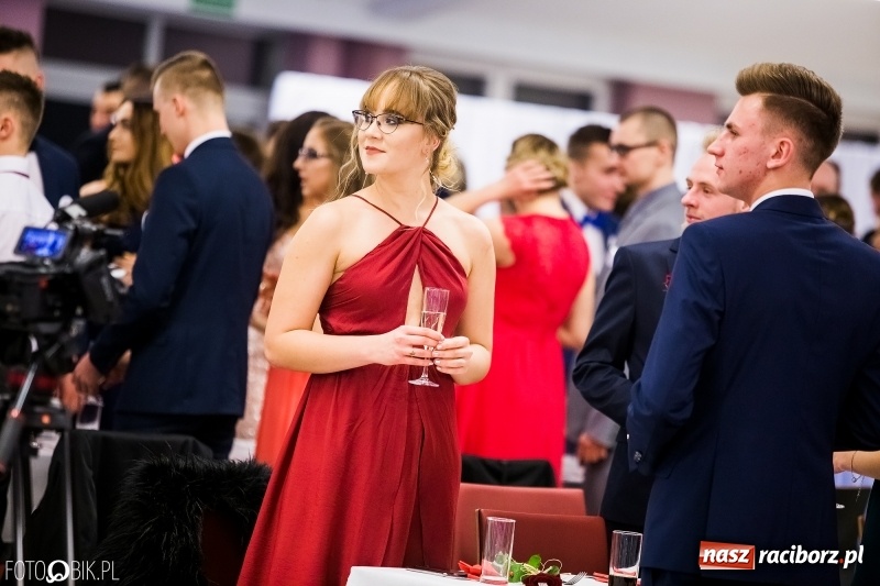 Zdjęcie w galerii na portalu naszraciborz.pl: Ekonomik bawi się na studniówce w Zakrzowie wiadomości z regionu