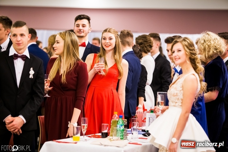 Zdjęcie w galerii na portalu naszraciborz.pl: Ekonomik bawi się na studniówce w Zakrzowie wiadomości z regionu