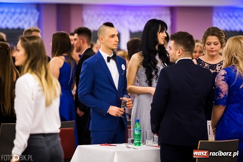 Zdjęcie w galerii na portalu naszraciborz.pl: Ekonomik bawi się na studniówce w Zakrzowie wiadomości z regionu