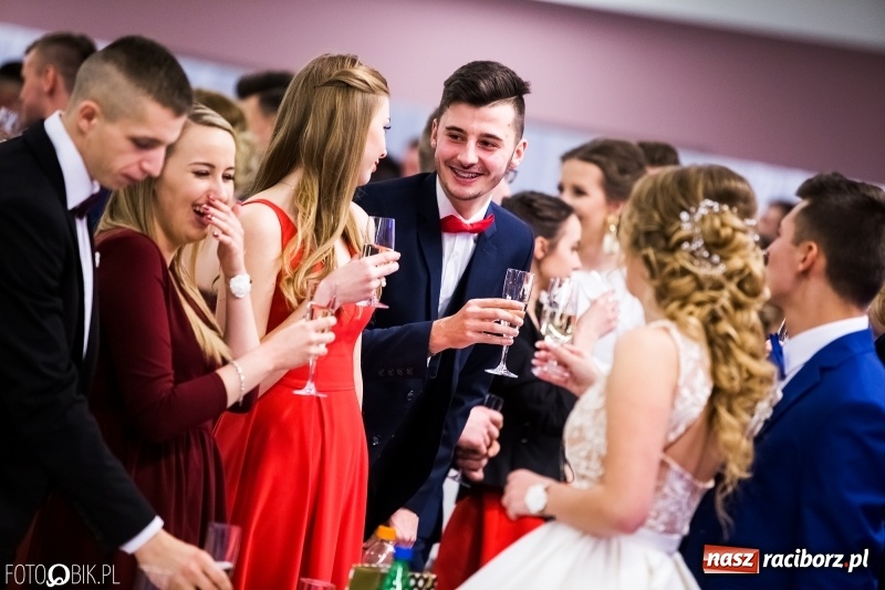 Zdjęcie w galerii na portalu naszraciborz.pl: Ekonomik bawi się na studniówce w Zakrzowie wiadomości z regionu