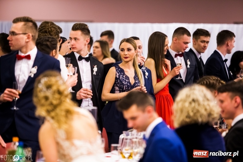 Zdjęcie w galerii na portalu naszraciborz.pl: Ekonomik bawi się na studniówce w Zakrzowie wiadomości z regionu