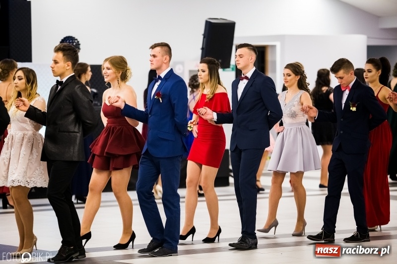 Zdjęcie w galerii na portalu naszraciborz.pl: Ekonomik bawi się na studniówce w Zakrzowie wiadomości z regionu