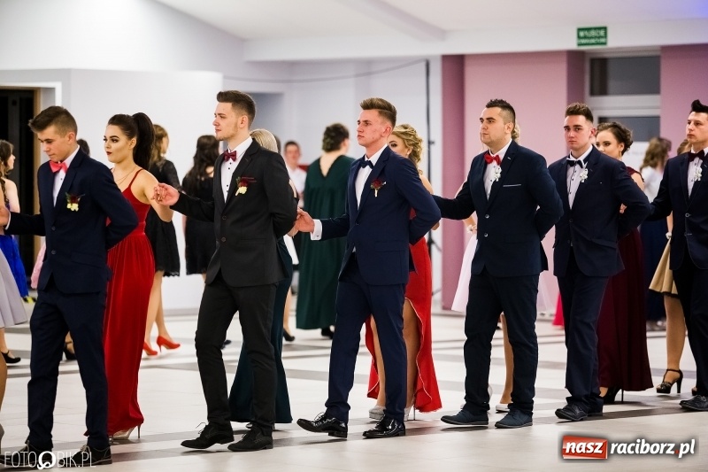 Zdjęcie w galerii na portalu naszraciborz.pl: Ekonomik bawi się na studniówce w Zakrzowie wiadomości z regionu