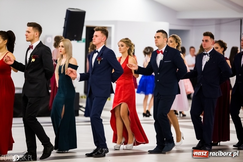 Zdjęcie w galerii na portalu naszraciborz.pl: Ekonomik bawi się na studniówce w Zakrzowie wiadomości z regionu