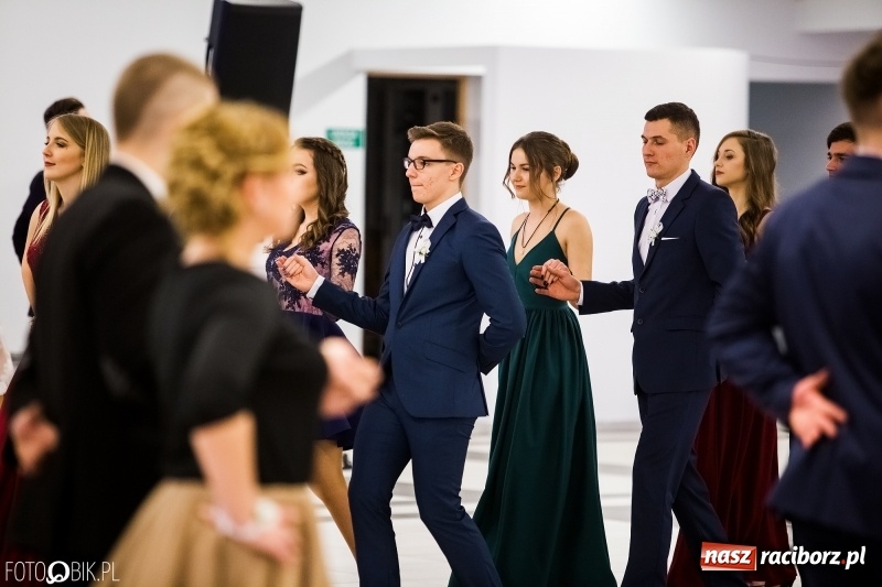 Zdjęcie w galerii na portalu naszraciborz.pl: Ekonomik bawi się na studniówce w Zakrzowie wiadomości z regionu