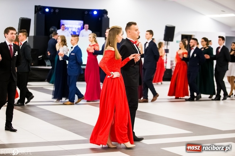 Zdjęcie w galerii na portalu naszraciborz.pl: Ekonomik bawi się na studniówce w Zakrzowie wiadomości z regionu