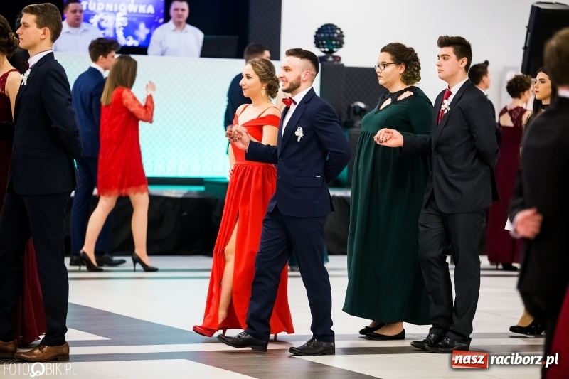 Zdjęcie w galerii na portalu naszraciborz.pl: Ekonomik bawi się na studniówce w Zakrzowie wiadomości z regionu