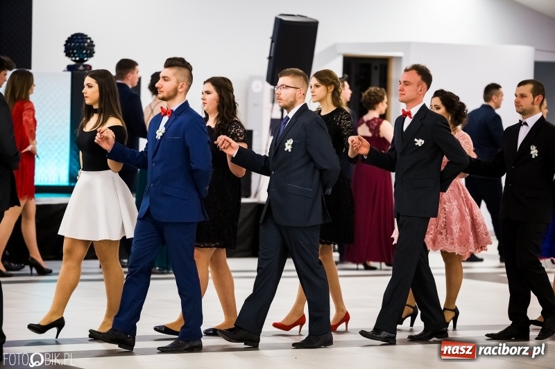 Zdjęcie w galerii na portalu naszraciborz.pl: Ekonomik bawi się na studniówce w Zakrzowie wiadomości z regionu