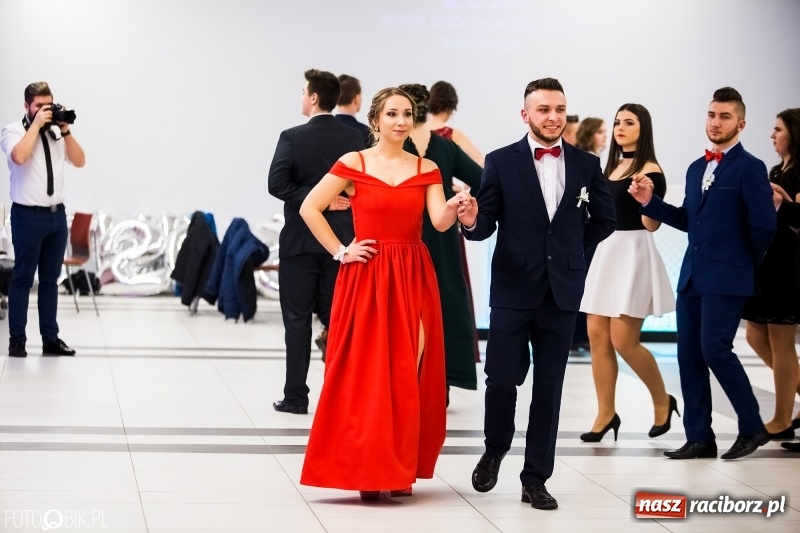 Zdjęcie w galerii na portalu naszraciborz.pl: Ekonomik bawi się na studniówce w Zakrzowie wiadomości z regionu