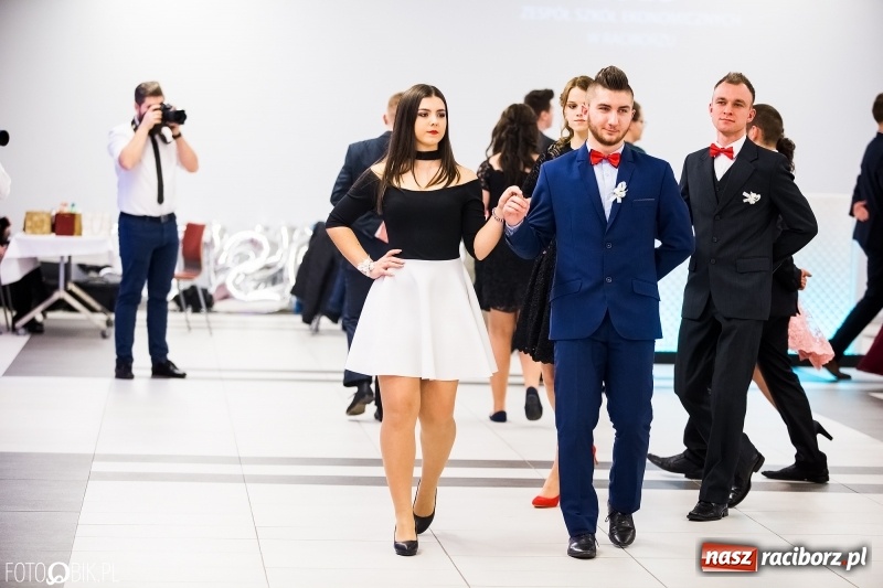 Zdjęcie w galerii na portalu naszraciborz.pl: Ekonomik bawi się na studniówce w Zakrzowie wiadomości z regionu