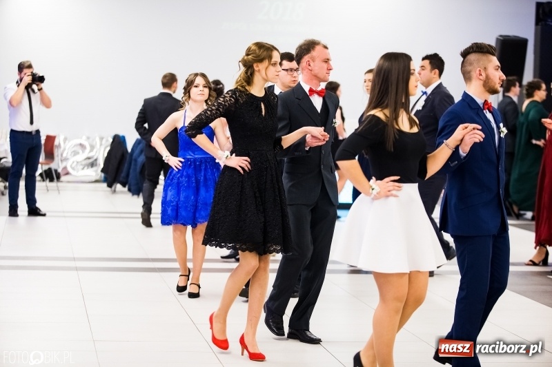 Zdjęcie w galerii na portalu naszraciborz.pl: Ekonomik bawi się na studniówce w Zakrzowie wiadomości z regionu