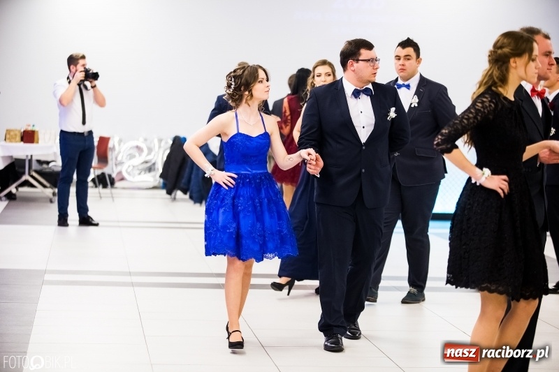 Zdjęcie w galerii na portalu naszraciborz.pl: Ekonomik bawi się na studniówce w Zakrzowie wiadomości z regionu