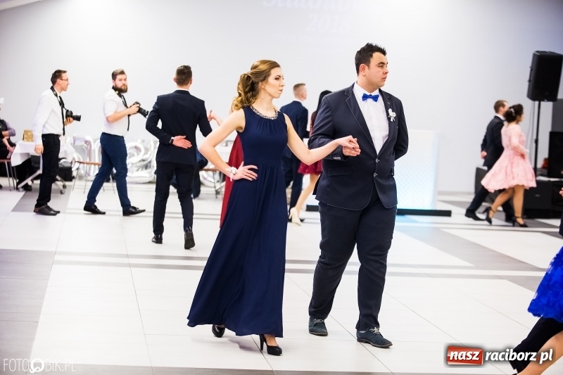 Zdjęcie w galerii na portalu naszraciborz.pl: Ekonomik bawi się na studniówce w Zakrzowie wiadomości z regionu