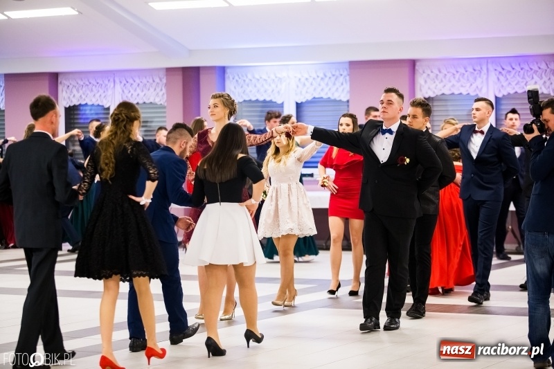 Zdjęcie w galerii na portalu naszraciborz.pl: Ekonomik bawi się na studniówce w Zakrzowie wiadomości z regionu