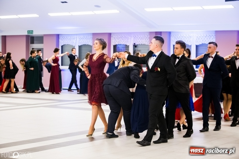 Zdjęcie w galerii na portalu naszraciborz.pl: Ekonomik bawi się na studniówce w Zakrzowie wiadomości z regionu