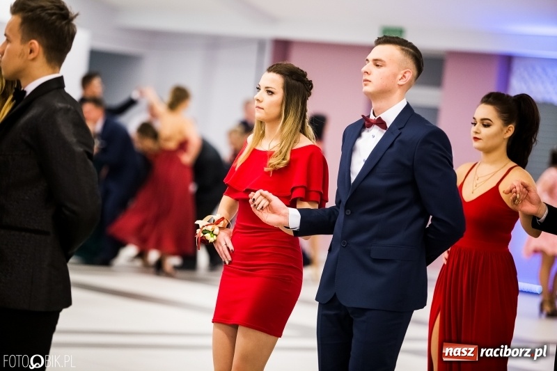 Zdjęcie w galerii na portalu naszraciborz.pl: Ekonomik bawi się na studniówce w Zakrzowie wiadomości z regionu