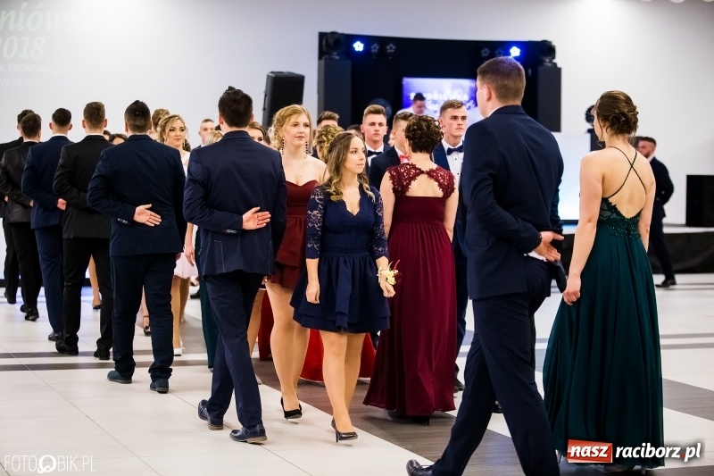 Zdjęcie w galerii na portalu naszraciborz.pl: Ekonomik bawi się na studniówce w Zakrzowie wiadomości z regionu