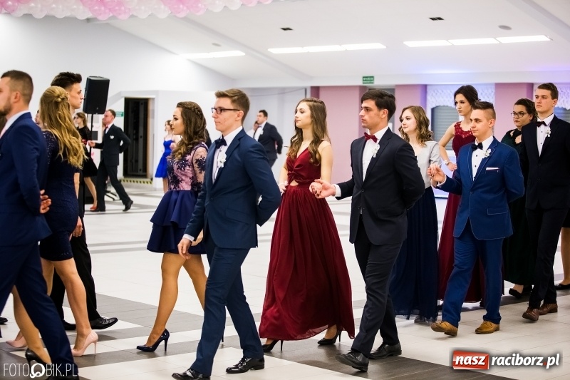 Zdjęcie w galerii na portalu naszraciborz.pl: Ekonomik bawi się na studniówce w Zakrzowie wiadomości z regionu