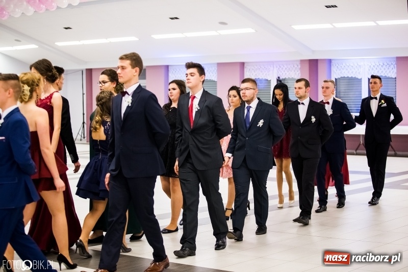 Zdjęcie w galerii na portalu naszraciborz.pl: Ekonomik bawi się na studniówce w Zakrzowie wiadomości z regionu