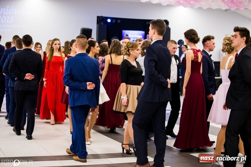 Zdjęcie w galerii na portalu naszraciborz.pl: Ekonomik bawi się na studniówce w Zakrzowie wiadomości z regionu