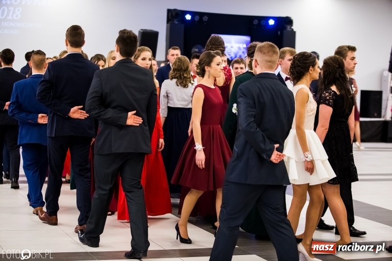 Zdjęcie w galerii na portalu naszraciborz.pl: Ekonomik bawi się na studniówce w Zakrzowie wiadomości z regionu