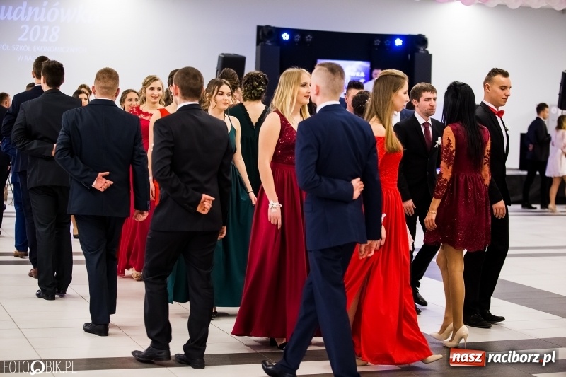 Zdjęcie w galerii na portalu naszraciborz.pl: Ekonomik bawi się na studniówce w Zakrzowie wiadomości z regionu