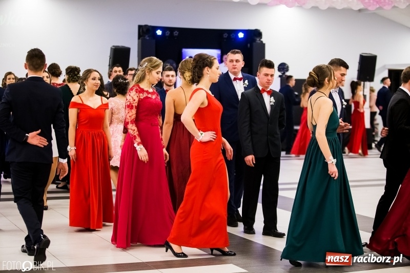 Zdjęcie w galerii na portalu naszraciborz.pl: Ekonomik bawi się na studniówce w Zakrzowie wiadomości z regionu