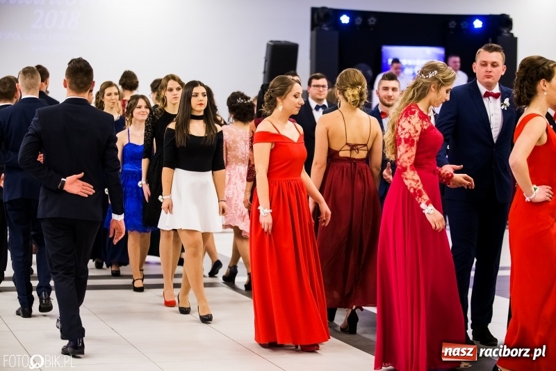 Zdjęcie w galerii na portalu naszraciborz.pl: Ekonomik bawi się na studniówce w Zakrzowie wiadomości z regionu