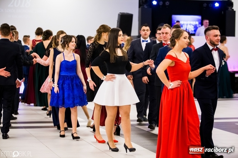 Zdjęcie w galerii na portalu naszraciborz.pl: Ekonomik bawi się na studniówce w Zakrzowie wiadomości z regionu