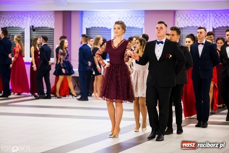 Zdjęcie w galerii na portalu naszraciborz.pl: Ekonomik bawi się na studniówce w Zakrzowie wiadomości z regionu