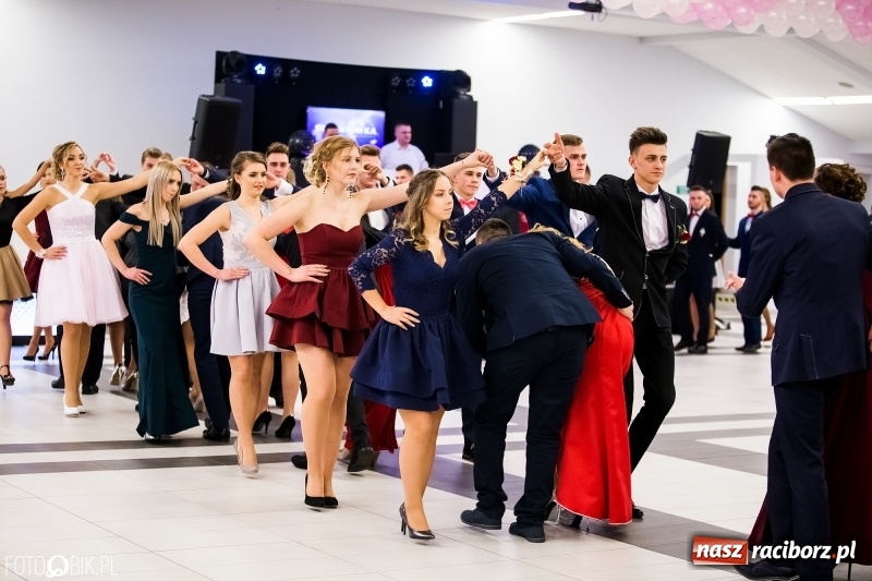 Zdjęcie w galerii na portalu naszraciborz.pl: Ekonomik bawi się na studniówce w Zakrzowie wiadomości z regionu