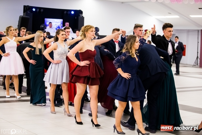 Zdjęcie w galerii na portalu naszraciborz.pl: Ekonomik bawi się na studniówce w Zakrzowie wiadomości z regionu