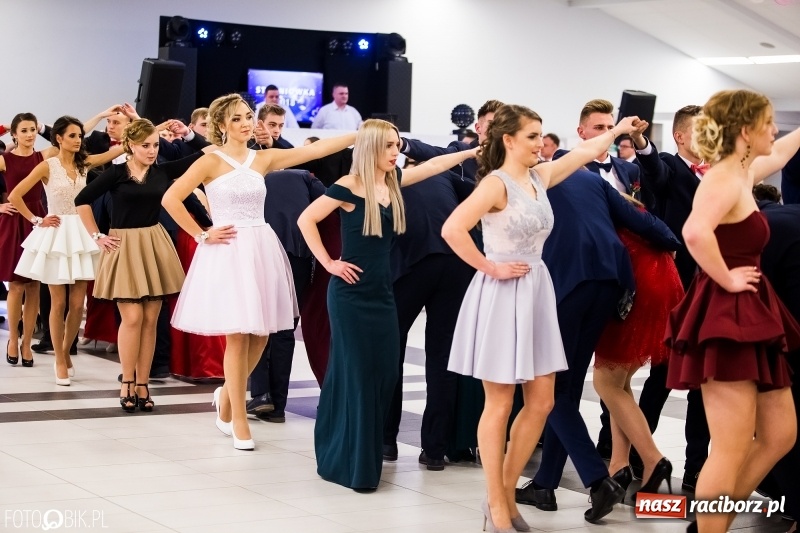 Zdjęcie w galerii na portalu naszraciborz.pl: Ekonomik bawi się na studniówce w Zakrzowie wiadomości z regionu