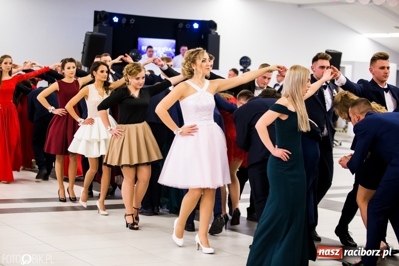 Zdjęcie w galerii na portalu naszraciborz.pl: Ekonomik bawi się na studniówce w Zakrzowie wiadomości z regionu