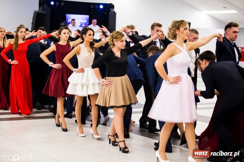 Zdjęcie w galerii na portalu naszraciborz.pl: Ekonomik bawi się na studniówce w Zakrzowie wiadomości z regionu