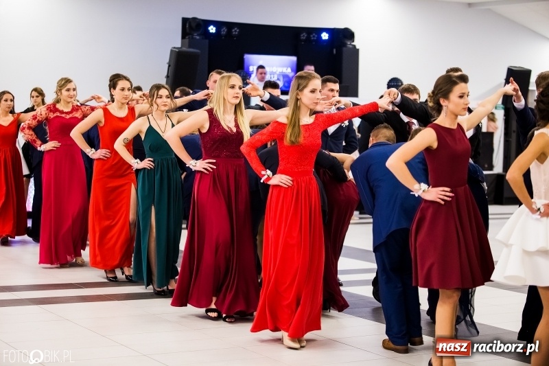 Zdjęcie w galerii na portalu naszraciborz.pl: Ekonomik bawi się na studniówce w Zakrzowie wiadomości z regionu