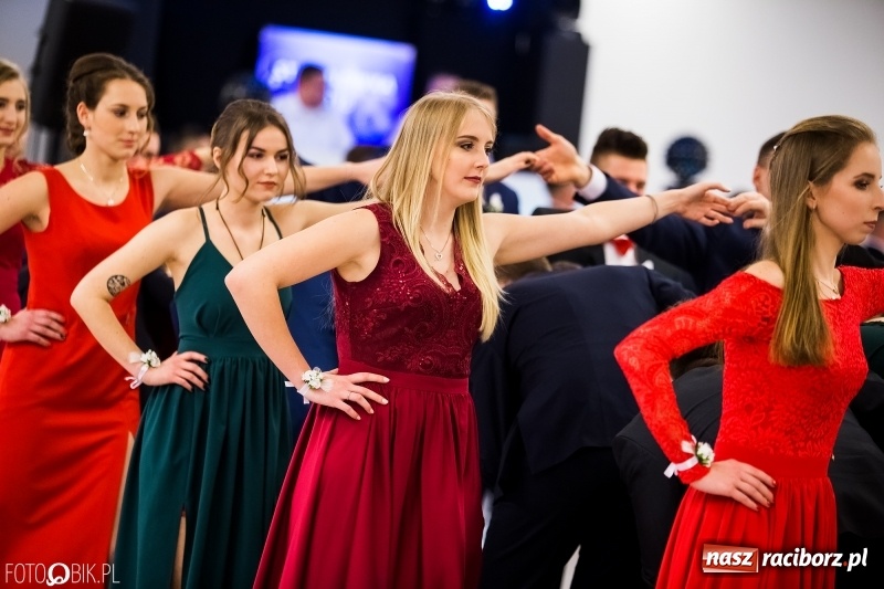 Zdjęcie w galerii na portalu naszraciborz.pl: Ekonomik bawi się na studniówce w Zakrzowie wiadomości z regionu