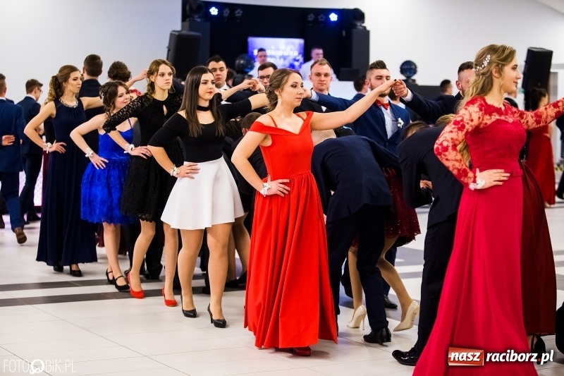 Zdjęcie w galerii na portalu naszraciborz.pl: Ekonomik bawi się na studniówce w Zakrzowie wiadomości z regionu