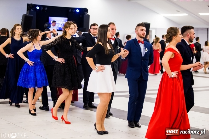 Zdjęcie w galerii na portalu naszraciborz.pl: Ekonomik bawi się na studniówce w Zakrzowie wiadomości z regionu