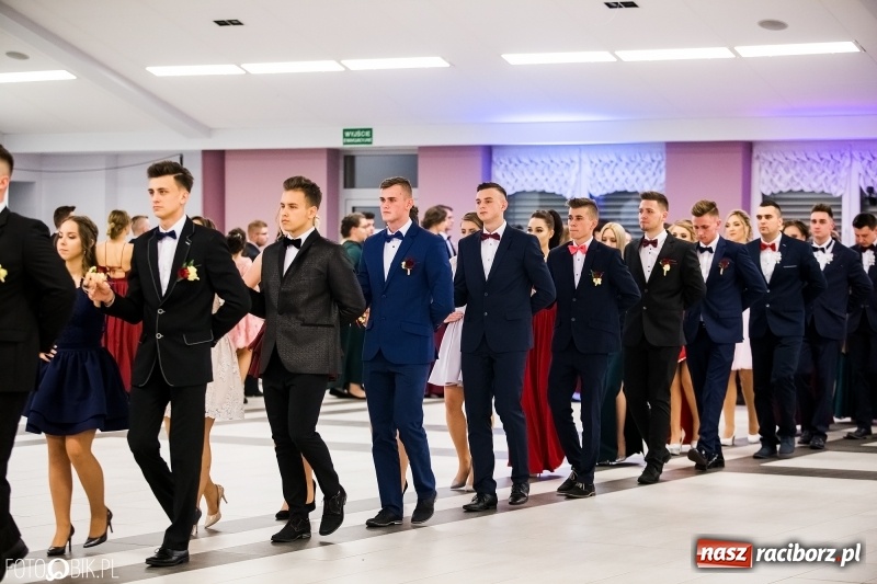 Zdjęcie w galerii na portalu naszraciborz.pl: Ekonomik bawi się na studniówce w Zakrzowie wiadomości z regionu