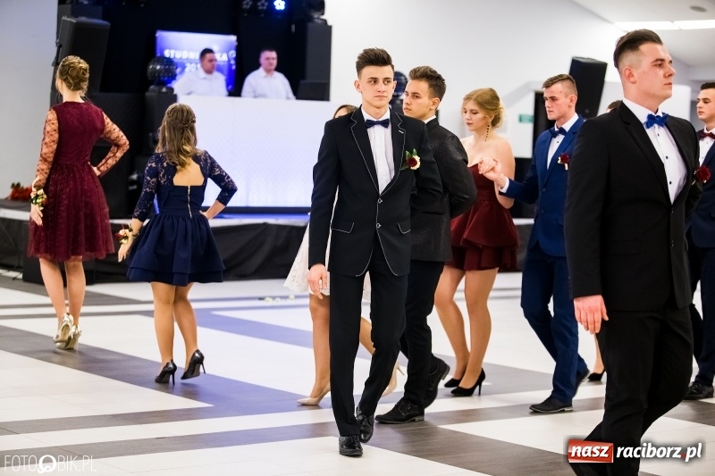 Zdjęcie w galerii na portalu naszraciborz.pl: Ekonomik bawi się na studniówce w Zakrzowie wiadomości z regionu